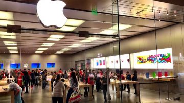 apple logo There's Now An App To Make Your MacBook Moan When You Slap It