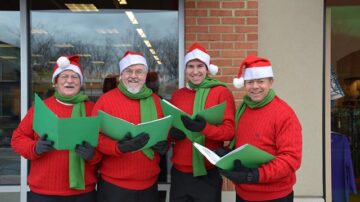 Christmas Carolers Man Breaks World Record By Singing Christmas Songs For 42 Hours Straight